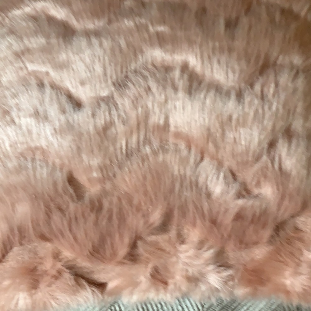 Pink Faux Fur pillow - Picture 3 of 3